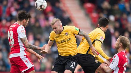 Ein Spiel wie ein Kopfballpendel. Bei Union gegen Dresden ging es öfter mal luftig zu.