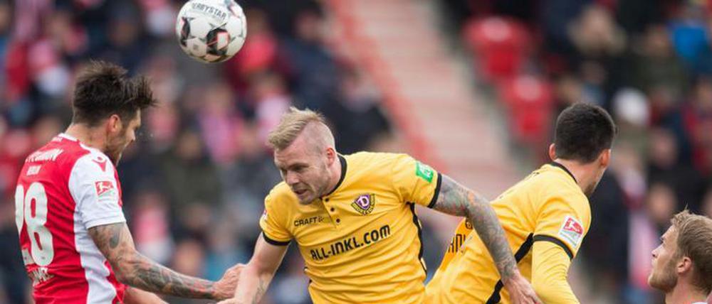 Ein Spiel wie ein Kopfballpendel. Bei Union gegen Dresden ging es öfter mal luftig zu.