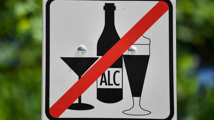 Ein Schild weist auf das Alkoholverbot hin. Ab November ist der Verzehr von Alkohol in der Innenstadt wieder erlaubt.