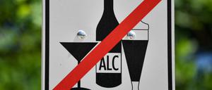 Ein Schild weist auf das Alkoholverbot hin. Ab November ist der Verzehr von Alkohol in der Innenstadt wieder erlaubt.