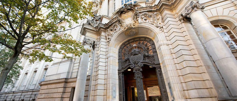 Kriminalgericht Moabit. Die 47-jährige Tochter und Opfer der Messerattacke ist in dem Verfahren als Nebenklägerin beteiligt.