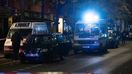 Samstagmorgen in der Prinzenallee. Nach Polizeiangaben war ein Streit in einem Café eskaliert, zwei Menschen wurden schwer verletzt.