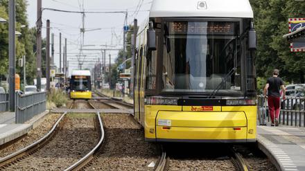 Metro-Tram auf Prenzlauer Allee.
