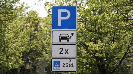 Es gibt diverse Vorteile für E-Autos, darunter auch bestimmte Parkplätze.