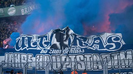 Unschönes Szenen. Es begann mit Pyrotechnik und eskaliert dann völlig.