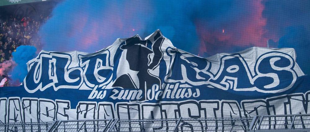 Unschönes Szenen. Es begann mit Pyrotechnik und eskaliert dann völlig.
