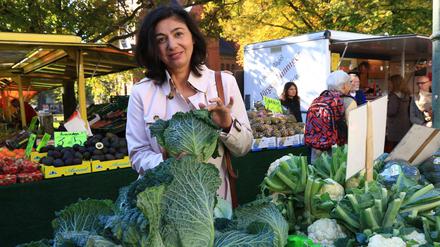 Hatice Akyün auf dem Wochenmarkt am Karl-August-Platz in Charlottenburg.