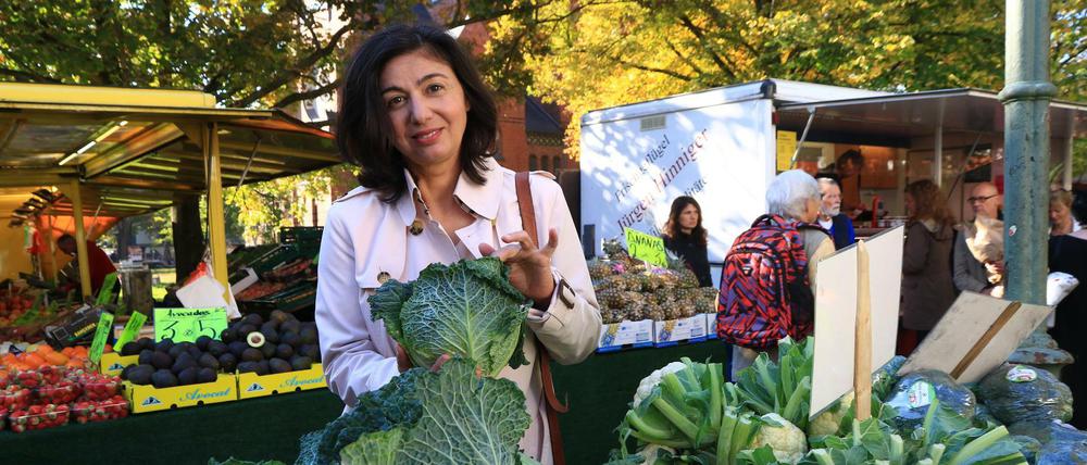 Hatice Akyün auf dem Wochenmarkt am Karl-August-Platz in Charlottenburg.