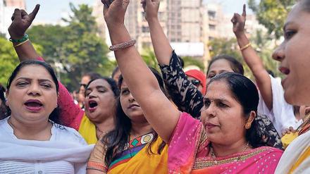 Solidarität mit Tanushree Dutta. Die Bollywoodschauspielerin hat Anzeige gegen einen Kollegen erstattet. Vor der Polizeistation protestieren Frauen für ihre Sache. 