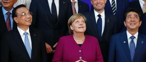 Bundeskanzlerin Angela Merkel (CDU) zwischen Staats- und Regierungschefs der Europäischen Union und Asiens. 