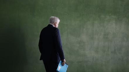 17.06.2020, Berlin: Horst Seehofer (CSU), Bundesminister des Innern, für Bau und Heimat, trifft zu einer Gesprächsrunde zwischen Bundeskanzlerin Merkel und Ministerpräsidenten der Bundesländer im Kanzleramt ein. Bei der Gesprächsrunde am Nachmittag im Kanzleramt soll es um das weitere Vorgehen in der Corona-Pandemie gehen, daneben aber auch um zahlreiche andere Themen. Foto: Markus Schreiber/AP-Pool/dpa +++ dpa-Bildfunk +++ | Verwendung weltweit