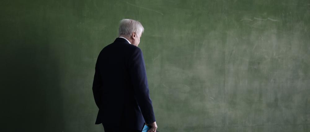 17.06.2020, Berlin: Horst Seehofer (CSU), Bundesminister des Innern, für Bau und Heimat, trifft zu einer Gesprächsrunde zwischen Bundeskanzlerin Merkel und Ministerpräsidenten der Bundesländer im Kanzleramt ein. Bei der Gesprächsrunde am Nachmittag im Kanzleramt soll es um das weitere Vorgehen in der Corona-Pandemie gehen, daneben aber auch um zahlreiche andere Themen. Foto: Markus Schreiber/AP-Pool/dpa +++ dpa-Bildfunk +++ | Verwendung weltweit