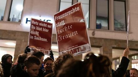 Demonstranten halten in der Innenstadt Plakate mit den Aufschriften "Hetz nicht so! Wir sind hier nicht in Sachsen." und "Frauenrecht statt rechte Frauen" hoch. 