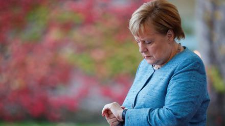 Die Zeit läuft. Angela Merkel wartet auf Staatsgäste.