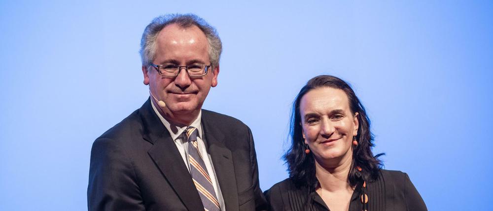 Terézia Mora (r) erhält den Preis aus den Händen von Ernst Osterkamp, Präsident der Deutschen Akademie für Sprache und Dichtung.