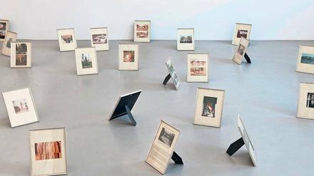 Dieter Hackers Installation „Wie beschissen finde ich Deutschland“ mit Amateurfotografien.