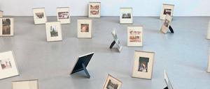 Dieter Hackers Installation „Wie beschissen finde ich Deutschland“ mit Amateurfotografien.