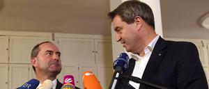 Hubert Aiwanger (L), (Freie Wähler) und Markus Söder (CSU) wollen ihren Koalitionsvertrag am Wochenende perfekt machen.