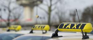 Taxis stehen am Flughafen Tegel vor dem Tower.