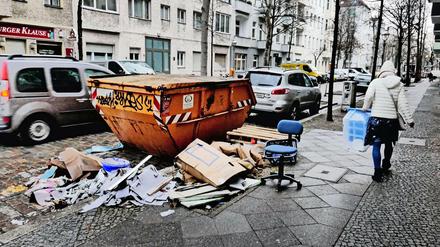 Sperrmüll-Mafia in Berlin: Sobald das Gerümpel auf der Straße steht, verlangen die Betrüger Wucher-Preise.