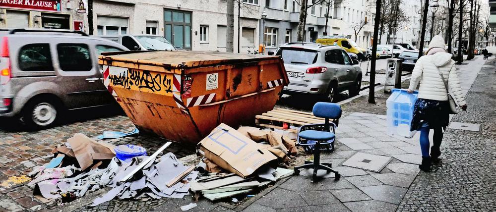 Sperrmüll-Mafia in Berlin: Sobald das Gerümpel auf der Straße steht, verlangen die Betrüger Wucher-Preise.