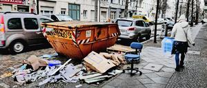 Sperrmüll-Mafia in Berlin: Sobald das Gerümpel auf der Straße steht, verlangen die Betrüger Wucher-Preise.