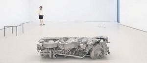 Helle Welten. Installation von Charles Ray mit den Arbeiten „Table“, „Fall“, Baled Truck“ und „The New Beetle“ (v. l. n. r.). 