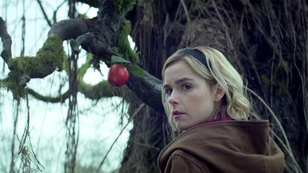 Der Apfel der Erkenntnis bekommt der jungen Halbhexe in der Netflix-Horrorserie "Chilling Adventures of Sabrina" nicht gut. 
