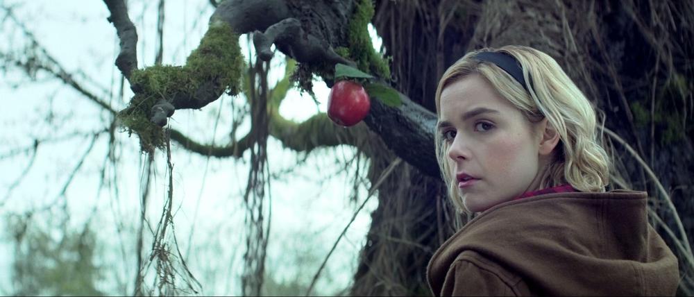 Der Apfel der Erkenntnis bekommt der jungen Halbhexe in der Netflix-Horrorserie "Chilling Adventures of Sabrina" nicht gut.