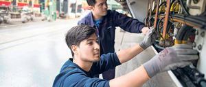 Zwei Flüchtlinge aus Afghanistan reparieren im S-Bahn-Werk in Schöneweide ein Fahrzeug. 