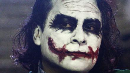 Maske des Grauens. Ein Fan verkleidet sich zur Premiere von "The Dark Knight Rises" als der anarchische Joker.