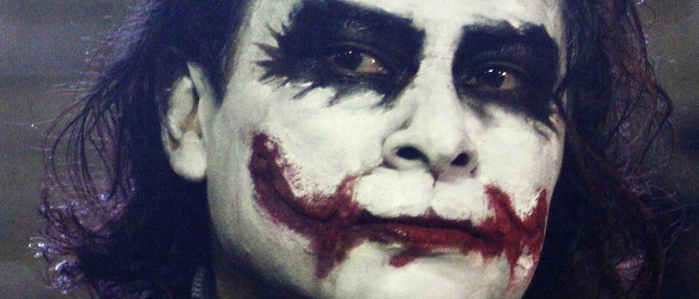 Maske des Grauens. Ein Fan verkleidet sich zur Premiere von "The Dark Knight Rises" als der anarchische Joker.
