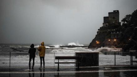 In Monterosso, einem Dorf in Ligurien, peitscht der Wind das Meer gegen die Felsen.