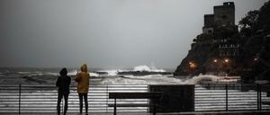In Monterosso, einem Dorf in Ligurien, peitscht der Wind das Meer gegen die Felsen.