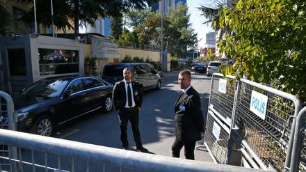 Sicherheitskräfte stehen hinter einer Barriere, die die Straße zum saudi-arabischen Konsulat in Istanbul blockiert.