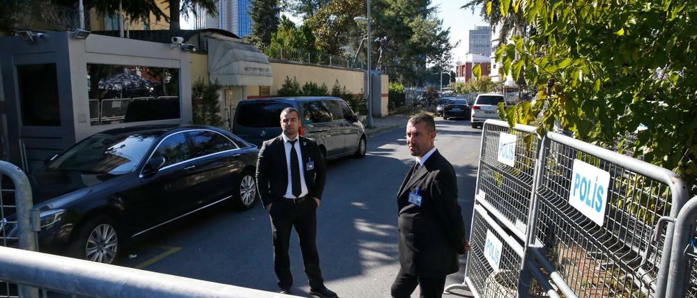 Sicherheitskräfte stehen hinter einer Barriere, die die Straße zum saudi-arabischen Konsulat in Istanbul blockiert.