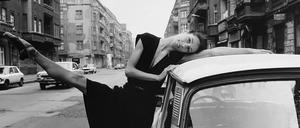 Trabbi-Ballett: Die Primaballerina Jutta Deutschland 1980 im Prenzlauer Berg.