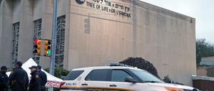 Polizisten stehen vor der "Tree of Life"-Synagoge in Pittsburgh, in der ein Mann am Samstag elf Menschen erschossen hat.