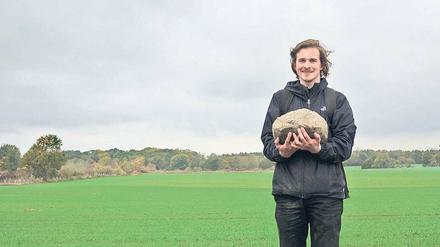 Jakob Ketzel sucht Äcker nach dicken Steinen ab und verwandelt sie in seinem Atelier zu Kunstobjekten. 