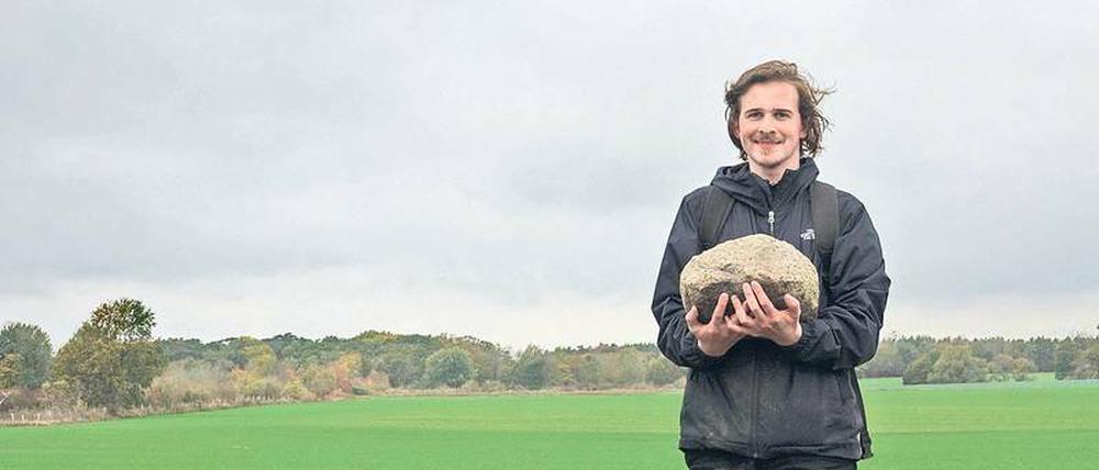 Jakob Ketzel sucht Äcker nach dicken Steinen ab und verwandelt sie in seinem Atelier zu Kunstobjekten. 