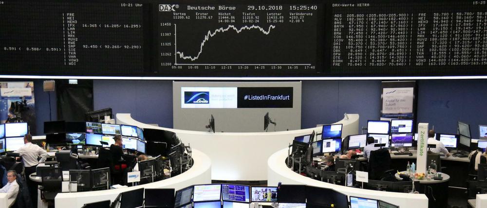 Zack ging der Dax am Vormittag nach oben, als die Eilmeldung über Merkels Rückzug kam.