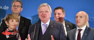 Ministerpräsident Volker Bouffier (CDU) spricht am Sonntagabend im Hessischen Landtag vor Anhängern der CDU.
