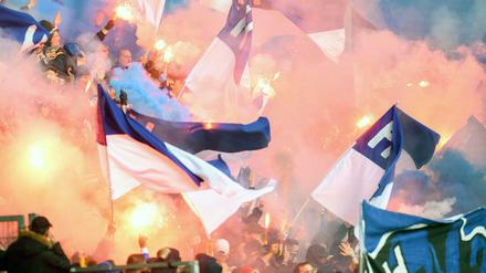 Kurvendiskussion läuft. Teile der Berliner Fans fielen am Samstag in Dortmund erneut negativ auf. Hertha verurteilte die Geschehnisse im Spitzenspiel.