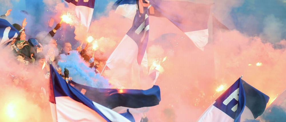 Kurvendiskussion läuft. Teile der Berliner Fans fielen am Samstag in Dortmund erneut negativ auf. Hertha verurteilte die Geschehnisse im Spitzenspiel.