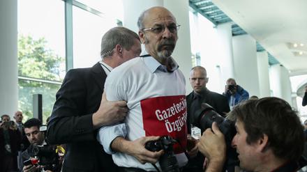 Protest mit T-Shirt: Adil Yigit bei der gemeinsamen Pressekonferenz von Merkel und Erdogan im Kanzleramt.