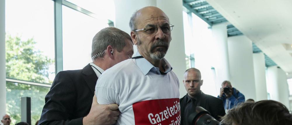 Protest mit T-Shirt: Adil Yigit bei der gemeinsamen Pressekonferenz von Merkel und Erdogan im Kanzleramt.
