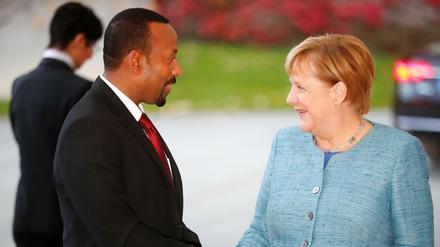 Bundeskanzlerin Angela Merkel (CDU) begrüßt den äthiopischen Premier Abiy Ahmed in Berlin. Foto: Reuters/Hannibal Hanschke