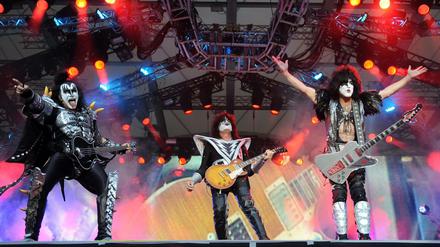 Küsse von rechts nach links: Der Bassist Gene Simmons, Gitarrist Tommy Thayer und der Sänger Paul Stanley der US-amerikanischen Band Kiss 2013 in der Waldbühne. Es ist der der einzige Auftritt der Rockgruppe ihrer Monster Tour 2013 in Deutschland.