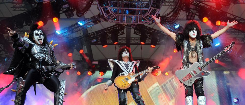 Küsse von rechts nach links: Der Bassist Gene Simmons, Gitarrist Tommy Thayer und der Sänger Paul Stanley der US-amerikanischen Band Kiss 2013 in der Waldbühne. Es ist der der einzige Auftritt der Rockgruppe ihrer Monster Tour 2013 in Deutschland.