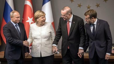 Hand in Hand für Syriens Zukunft. Wladimir Putin, Angela Merkel, Recep Tayyip Erdogan und Emmanuel Macron (v.l.n.r.) beim Treffen in Istanbul.